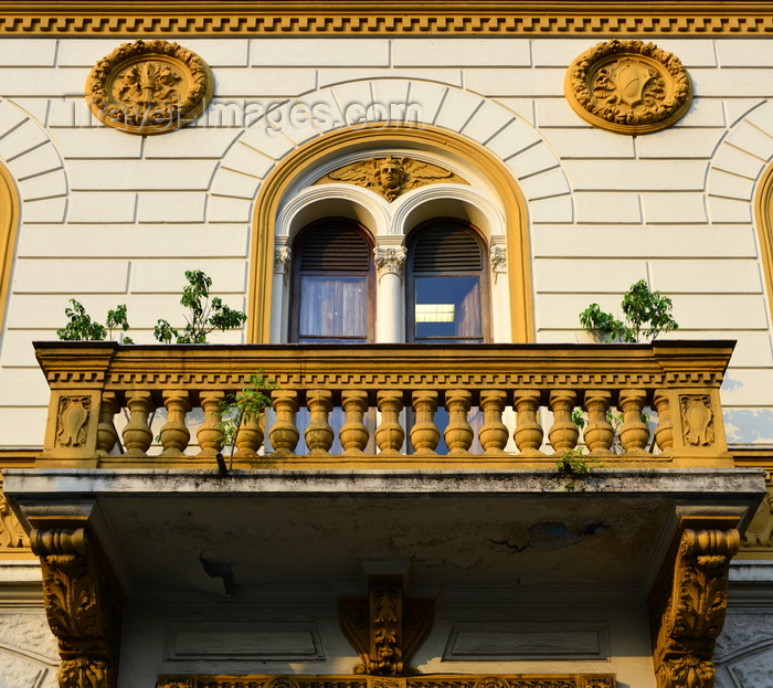 brazil469: São Paulo, Brazil: Italianate facade of the Saraiva bookshop building, originally built for Hotel Paulista - balcony on corbels with balusters and elegant arched double window with mullion - Praça Doutor João Mendes - photo by M.Torres - (c) Travel-Images.com - Stock Photography agency - Image Bank