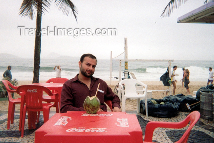 brazil5: Brazil / Brasil - Rio de Janeiro: going coconuts / coco gelado em Ipanema - calçadão (photo by M.Torres) - (c) Travel-Images.com - Stock Photography agency - Image Bank