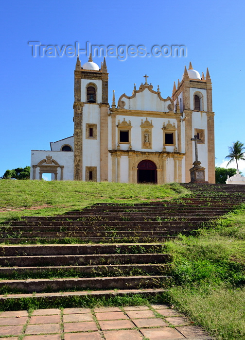 brazil500: Olinda, Pernambuco, Brazil: Our Lady of Mount Carmel church - the oldest carmelite church in the Americas - built on a hill top - stairs from Praça do Carmo and stone cross - Historic Centre of the Town of Olinda, UNESCO World Heritage site - Igreja Santo Antônio do Carmo - photo by M.Torres - (c) Travel-Images.com - Stock Photography agency - Image Bank
