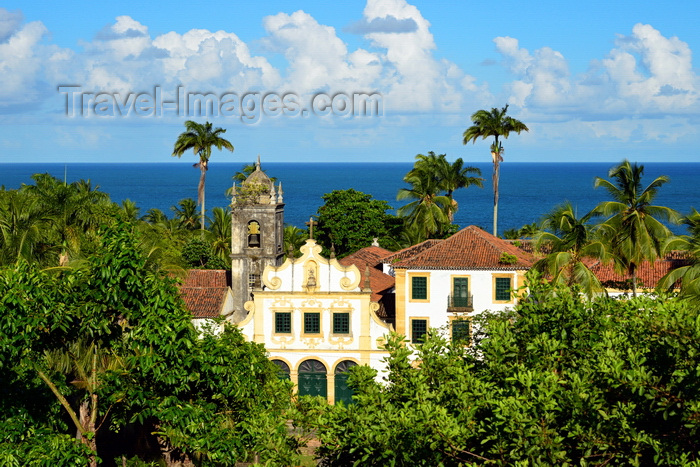 brazil516: Olinda, Pernambuco, Brazil: the baroque Convent of St Francis / Church of Our Lady of the Snows, seen against the ocean and surrounded by vegetation - XVI century Portuguese colonial architecture, it is the oldest Franciscan convent in Brazil - Ladeira de São Francisco, Historic Centre of the Town of Olinda, UNESCO World Heritage Site - Convento de São Francisco /  Igreja de Nossa Senhora das Neves - photo by M.Torres - (c) Travel-Images.com - Stock Photography agency - Image Bank