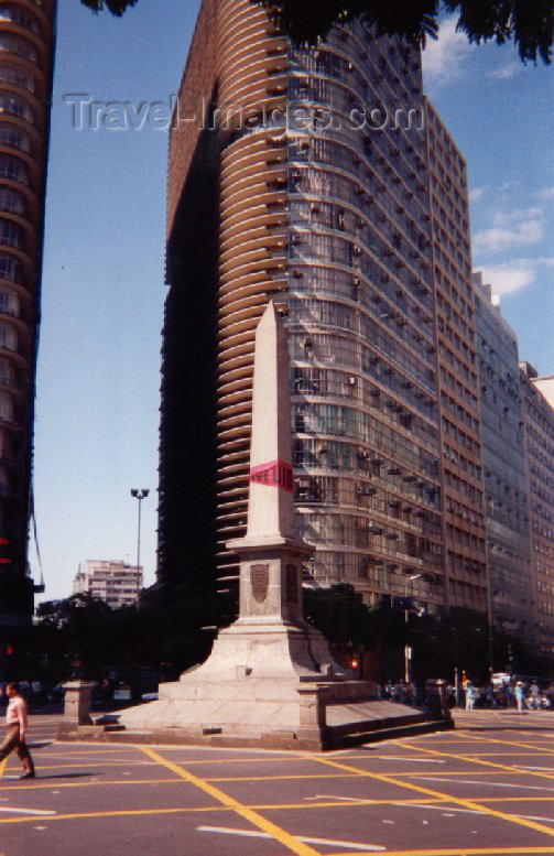 brazil53: Belo Horizonte, MG, Brazil / Brasil: obelisk and building by Oscar - Afonso Pena avenue, Sete square | o 'Pirulito', obelisco em homenagem ao Centenário da Independência do Brasil e edifíco de Niemeyer - Avenida Afonso Pena - Praça Sete - photo by M.Torres - (c) Travel-Images.com - Stock Photography agency - Image Bank