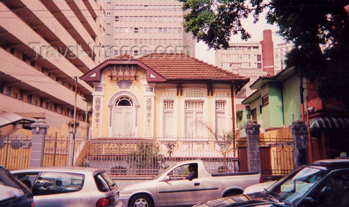 brazil55: Brazil / Brasil - Sao Paulo: perdida na multidão / lost in the crowd  - small house surrounded by modern buildings - photo by M.Torres - (c) Travel-Images.com - Stock Photography agency - Image Bank