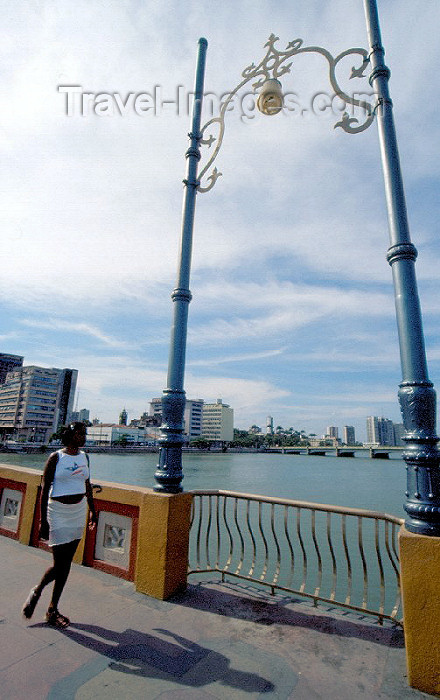 brazil64: Brazil / Brasil - Recife / REC (Pernambuco): Maurício de Nassau bridge over the Capibaribe river - Ponte Maurício de Nassau sobre o rio Capibaribe - ponte mais antiga da América Latina - 1643 -  Liga o bairro do Recife ao bairro de Santo Antônio - photo by Francisca Rigaud - (c) Travel-Images.com - Stock Photography agency - Image Bank