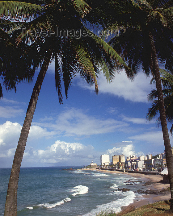 brazil82: Brazil / Brasil - Salvador da Bahia: Atlantic sea front - Farol Beach with the lighthouse at its end - tropical view - Praia do Farol - Farol da Barra ao fundo - photo by L.Moraes - (c) Travel-Images.com - Stock Photography agency - Image Bank