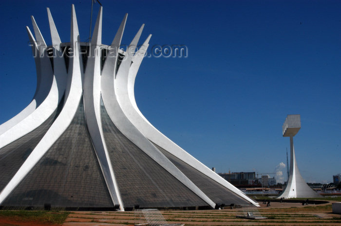 brazil85: Brazil / Brasil - Brasilia / BSB (DF): the Cathedral and the Campanile - a catedral - arquitecto: Oscar Niemeyer - Catedral Metropolitana Nossa Senhora Aparecida - Esplanada dos Ministérios - architect: Oscar Niemeyer Unesco world heritage site - photo by - (c) Travel-Images.com - Stock Photography agency - Image Bank