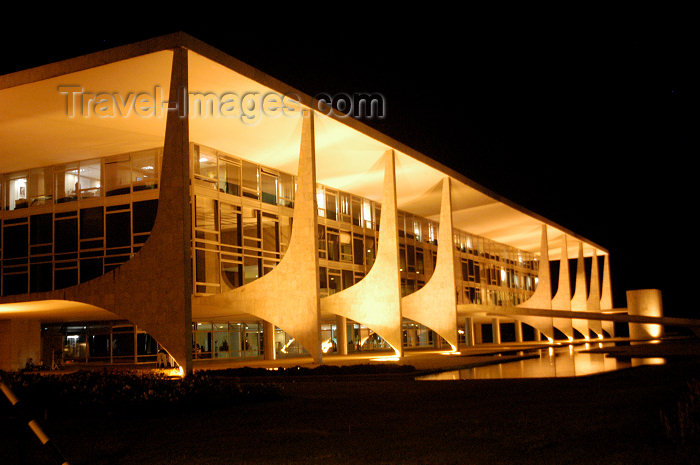 brazil88: Brazil / Brasil - Brasilia: Government HQ - Palácio do Planalto - by Oscar Niemeyer - Palácio dos Despachos -  Sede do Poder Executivo do Brasil - M.Alves - (c) Travel-Images.com - Stock Photography agency - Image Bank