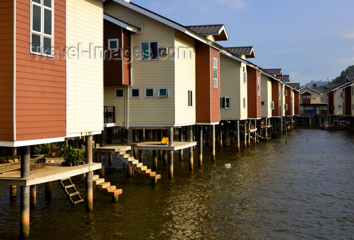 brunei105: Bandar Seri Begawan, Brunei Darussalam: modern palafittes - Kampung Ayer water village - photo by M.Torres - (c) Travel-Images.com - Stock Photography agency - Image Bank