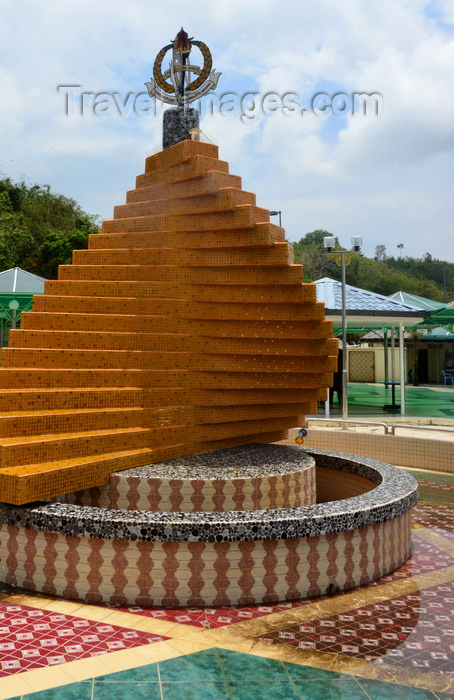 brunei109: Bandar Seri Begawan, Brunei Darussalam: fountain honoring the Malay teachers, Residency road - photo by M.Torres - (c) Travel-Images.com - Stock Photography agency - Image Bank