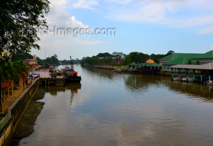 brunei117: Bangar, Temburong District, Brunei Darussalam: Temburong river - city center dock and government complex - photo by M.Torres - (c) Travel-Images.com - Stock Photography agency - Image Bank