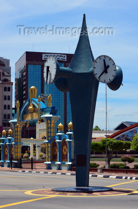 brunei13: Bandar Seri Begawan, Brunei Darussalam: public clock, intersection of Elizabeth Dua and Sultan Omar Ali Saifuddien streets, Sultan Omar Ali Saifuddien field in the backgrond (Padang SOAS) - photo by M.Torres - (c) Travel-Images.com - Stock Photography agency - Image Bank