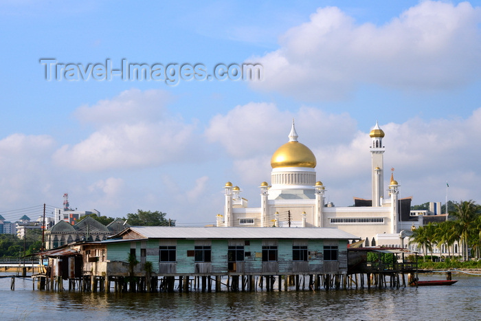 brunei134: Bandar Seri Begawan, Brunei Darussalam: Kampong Pemacha water village and Sultan Omar Ali Saifuddin mosque - photo by M.Torres - (c) Travel-Images.com - Stock Photography agency - Image Bank