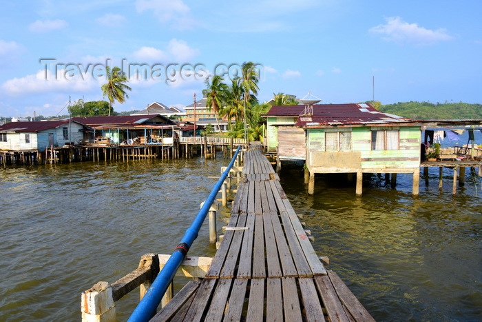 brunei135: Bandar Seri Begawan, Brunei Darussalam: Kampong Pemacha water village and behind it the Yayasan Shopping Complex - Sungai Kedayan river - photo by M.Torres - (c) Travel-Images.com - Stock Photography agency - Image Bank