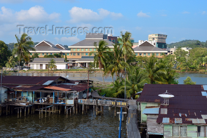 brunei137: Bandar Seri Begawan, Brunei Darussalam: Kampong Pg. Kerma Indra Lama water village with the Yayasan Shopping Complex and the city center in the background - photo by M.Torres - (c) Travel-Images.com - Stock Photography agency - Image Bank