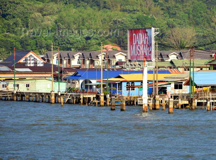 brunei138: Bandar Seri Begawan, Brunei Darussalam: Kampong Pg Setia Negara - pile dwellings aka palafittes - photo by M.Torres - (c) Travel-Images.com - Stock Photography agency - Image Bank