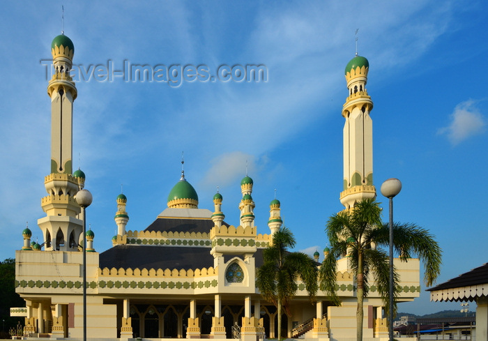 brunei143: Bandar Seri Begawan, Brunei Darussalam: Kampong Tamoi Mosque and blue sky - photo by M.Torres - (c) Travel-Images.com - Stock Photography agency - Image Bank