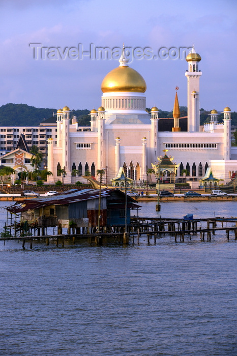 brunei147: Bandar Seri Begawan, Brunei Darussalam: buildings on stilts of Kampong Pemacha water village, seen against the Sultan Omar Ali Saifuddin mosque - photo by M.Torres - (c) Travel-Images.com - Stock Photography agency - Image Bank