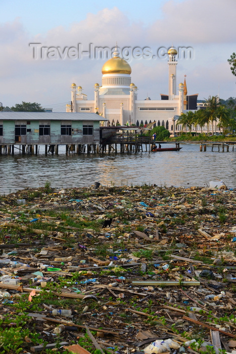 brunei149: Bandar Seri Begawan, Brunei Darussalam: Kampong Pemacha water village - floating garbage and Sultan Omar Ali Saifuddin mosque - photo by M.Torres - (c) Travel-Images.com - Stock Photography agency - Image Bank