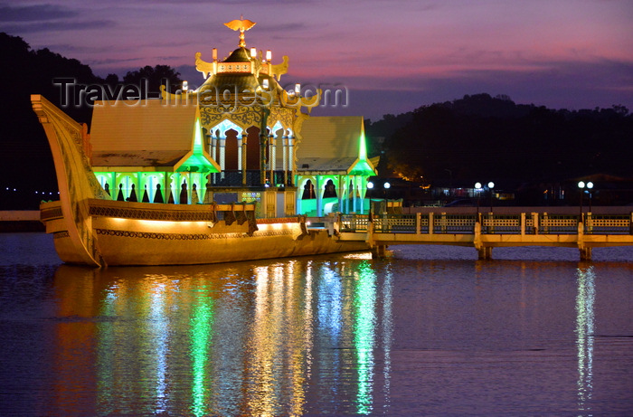 brunei151: Bandar Seri Begawan, Brunei Darussalam: stone replica of the royal barge of Sultan Bolkiah Mahligai in the lagoon by the Sultan Omar Ali Saifuddin mosque - photo by M.Torres - (c) Travel-Images.com - Stock Photography agency - Image Bank