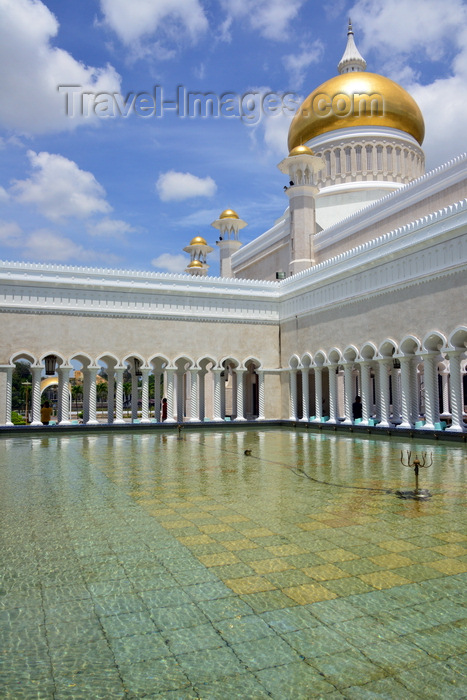 brunei19: Bandar Seri Begawan, Brunei Darussalam: Sultan Omar Ali Saifuddin mosque - ablutions fountain and golden dome - photo by M.Torres - (c) Travel-Images.com - Stock Photography agency - Image Bank