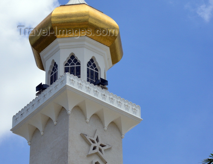 brunei21: Bandar Seri Begawan, Brunei Darussalam: Sultan Omar Ali Saifuddin mosque - gilded minaret with balcony - photo by M.Torres - (c) Travel-Images.com - Stock Photography agency - Image Bank