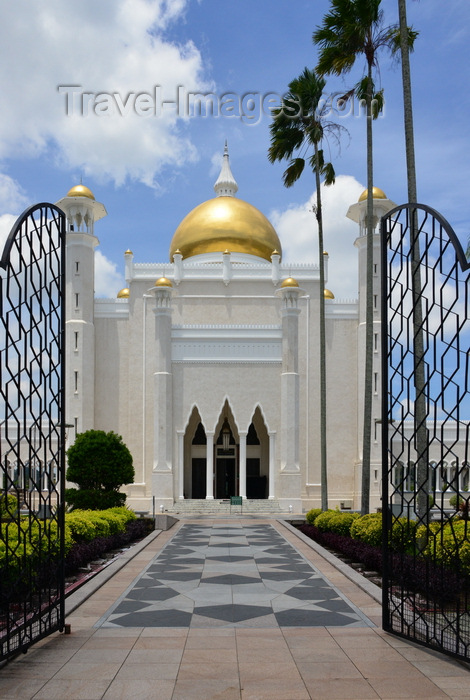 brunei22: Bandar Seri Begawan, Brunei Darussalam: Sultan Omar Ali Saifuddin mosque - from the main gate - photo by M.Torres - (c) Travel-Images.com - Stock Photography agency - Image Bank