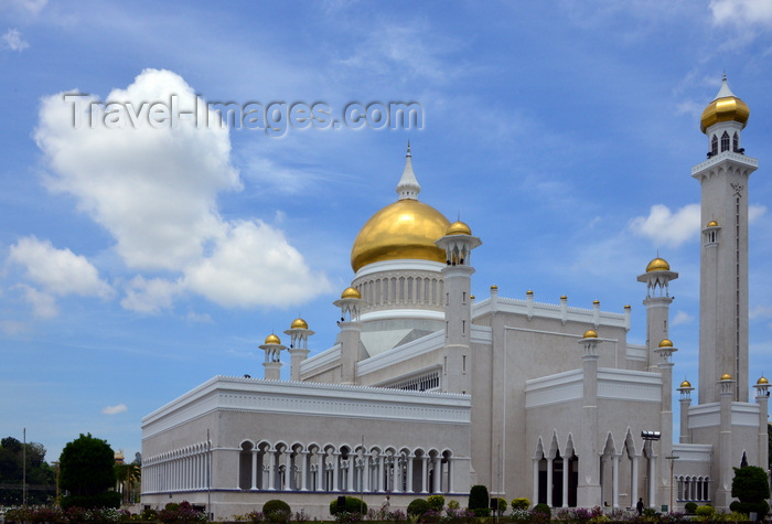 brunei23: Bandar Seri Begawan, Brunei Darussalam: Sultan Omar Ali Saifuddin mosque - modern Islamic architecture by A.O. Coltman - photo by M.Torres - (c) Travel-Images.com - Stock Photography agency - Image Bank