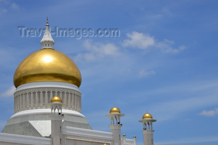 brunei24: Bandar Seri Begawan, Brunei Darussalam: golden dome of the Sultan Omar Ali Saifuddin mosque - photo by M.Torres - (c) Travel-Images.com - Stock Photography agency - Image Bank