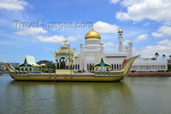 brunei25: Bandar Seri Begawan, Brunei Darussalam: Sultan Omar Ali Saifuddin mosque - replica of Sultan Bolkiah Mahligai's barge - photo by M.Torres - (c) Travel-Images.com - Stock Photography agency - Image Bank