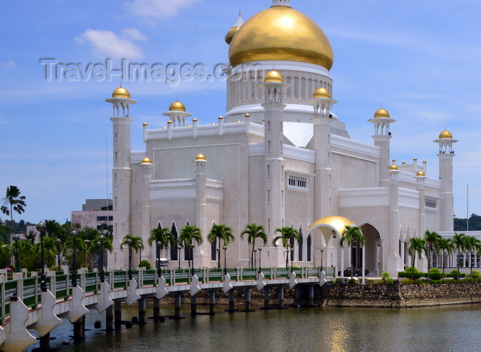 brunei26: Bandar Seri Begawan, Brunei Darussalam: the Sultan Omar Ali Saifuddin mosque is built by an artificial lagoon, crossed by a footbridge - photo by M.Torres - (c) Travel-Images.com - Stock Photography agency - Image Bank