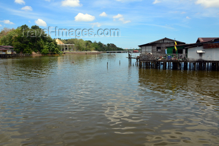 brunei27: Bandar Seri Begawan, Brunei Darussalam: Kampong Pemacha water village, High Court on the other bank of the Sungai Kedayan and the Edinburgh Bridge in the background - photo by M.Torres - (c) Travel-Images.com - Stock Photography agency - Image Bank