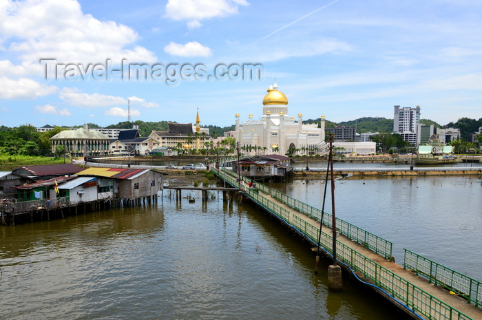 brunei29: Bandar Seri Begawan, Brunei Darussalam: Kampong Pemacha water village, bridge, Sultan Omar Ali Saifuddin mosque and city center - photo by M.Torres - (c) Travel-Images.com - Stock Photography agency - Image Bank