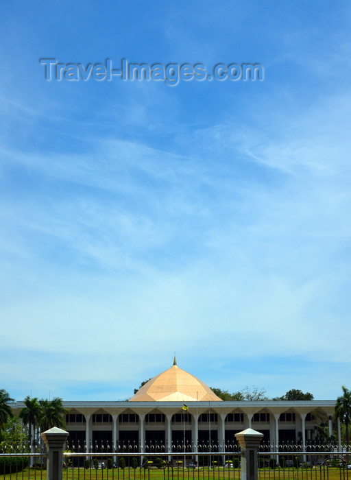 brunei33: Bandar Seri Begawan, Brunei Darussalam: High Court of Brunei building - located on Jalan Tutong - photo by M.Torres - (c) Travel-Images.com - Stock Photography agency - Image Bank