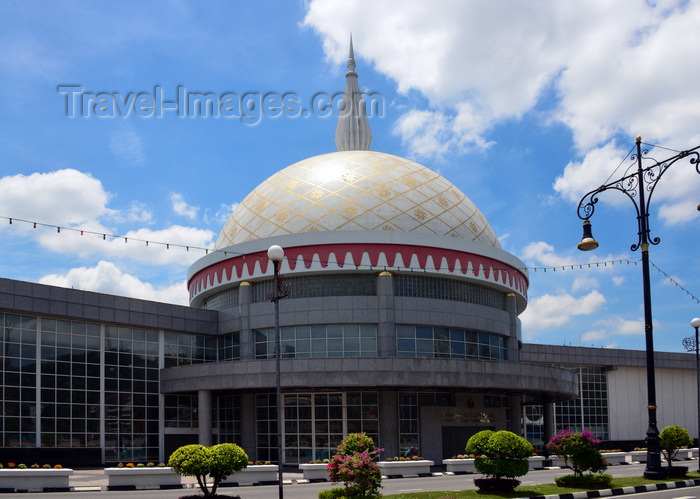 brunei36: Bandar Seri Begawan, Brunei Darussalam: Royal Regalia Building, former Churchill museum, Omar Ali Saifuddien road - photo by M.Torres - (c) Travel-Images.com - Stock Photography agency - Image Bank