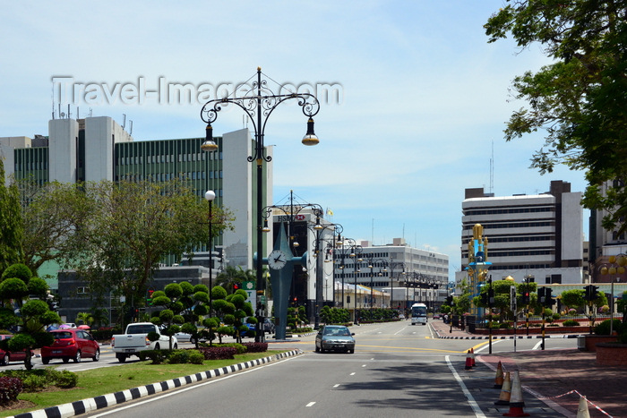 brunei39: Bandar Seri Begawan, Brunei Darussalam: banks in the financial district - view along Jalan Sultan Omar Ali Saifuddin, near the public clock - photo by M.Torres - (c) Travel-Images.com - Stock Photography agency - Image Bank