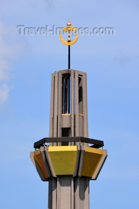 brunei49: Bandar Seri Begawan, Brunei Darussalam: minaret with crescent and Royal parasol of the Bruneian coat of arms - Royal ceremonial hall - Lapau - photo by M.Torres - (c) Travel-Images.com - Stock Photography agency - Image Bank