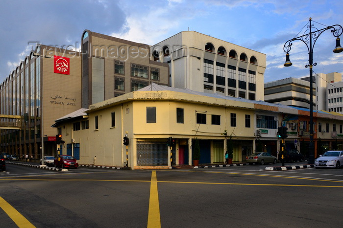 brunei5: Bandar Seri Begawan, Brunei Darussalam: colonial and modern buildings along Pemancha street - photo by M.Torres - (c) Travel-Images.com - Stock Photography agency - Image Bank
