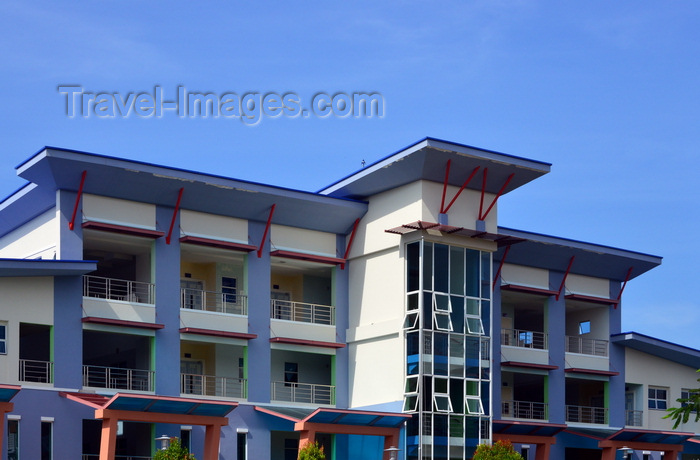 brunei55: Bandar Seri Begawan, Brunei Darussalam: façade of the Sultan Muhammad Jamalul Alam II secondary school - photo by M.Torres - (c) Travel-Images.com - Stock Photography agency - Image Bank