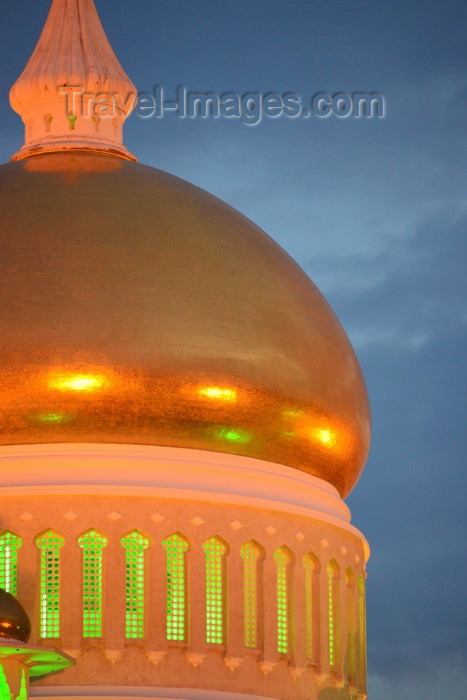 brunei6: Bandar Seri Begawan, Brunei Darussalam: Sultan Omar Ali Saifuddin mosque - golden dome in the evening sky - photo by M.Torres - (c) Travel-Images.com - Stock Photography agency - Image Bank