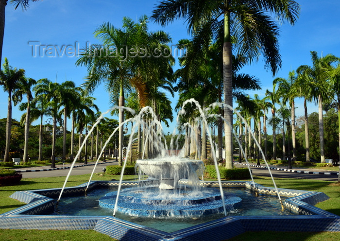 brunei61: Bandar Seri Begawan, Brunei Darussalam: eight-pointed star fountain - Jame Asr Hassanil Bolkiah mosque - photo by M.Torres - (c) Travel-Images.com - Stock Photography agency - Image Bank