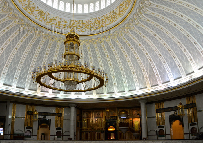 brunei64: Bandar Seri Begawan, Brunei Darussalam: Jame Asr Hassanil Bolkiah mosque - main prayer room and its mirhab and minbar - photo by M.Torres - (c) Travel-Images.com - Stock Photography agency - Image Bank