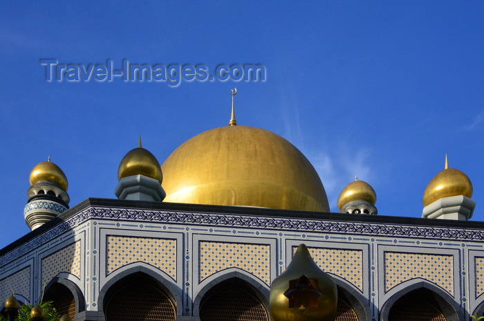 brunei69: Bandar Seri Begawan, Brunei Darussalam: Jame Asr Hassanil Bolkiah mosque, aka Kiarong mosque - dome and arches - photo by M.Torres - (c) Travel-Images.com - Stock Photography agency - Image Bank