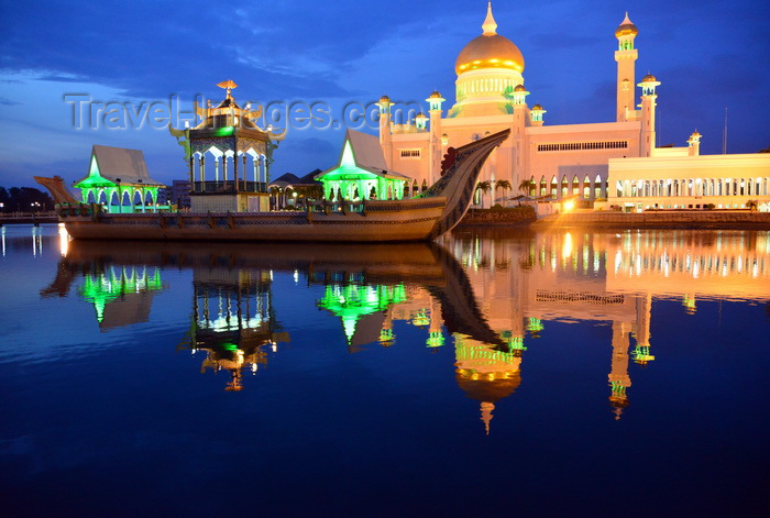 brunei7: Bandar Seri Begawan, Brunei Darussalam: Sultan Omar Ali Saifuddin mosque - modern Islamic architecture, mix of Mughal architecture and Italian styles - architect A.O. Coltman - replica of a 16th Century Sultan Bolkiah Mahligai barge - photo by M.Torres - (c) Travel-Images.com - Stock Photography agency - Image Bank