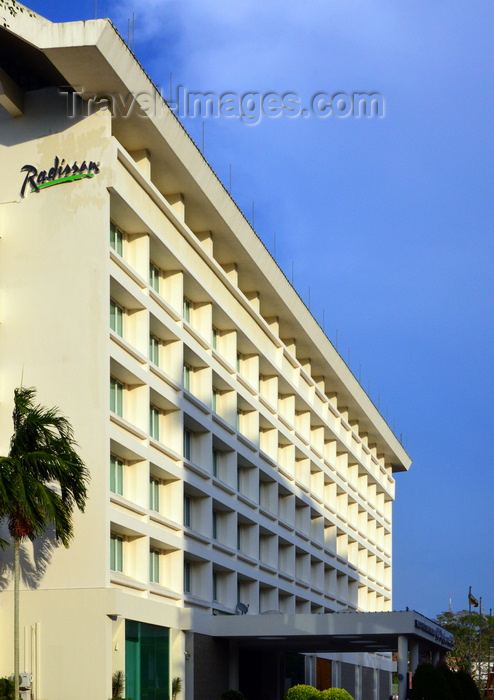 brunei72: Bandar Seri Begawan, Brunei Darussalam: façade of the Radisson Hotel, Jalan Tasek - photo by M.Torres - (c) Travel-Images.com - Stock Photography agency - Image Bank