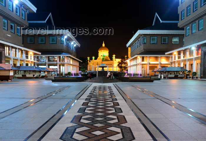 brunei74: Bandar Seri Begawan, Brunei Darussalam: Yayasan Shopping Complex at night, with Omar Ali Saifuddien mosque in the center - photo by M.Torres - (c) Travel-Images.com - Stock Photography agency - Image Bank