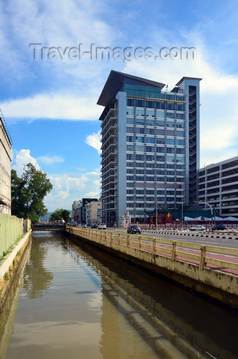 brunei76: Bandar Seri Begawan, Brunei Darussalam: PGGMB Building, office tower dwarfing the nearby Chinese temple - Kohn Pedersen Fox architects - facing the Kianggeh river and Kianggeh street - photo by M.Torres - (c) Travel-Images.com - Stock Photography agency - Image Bank