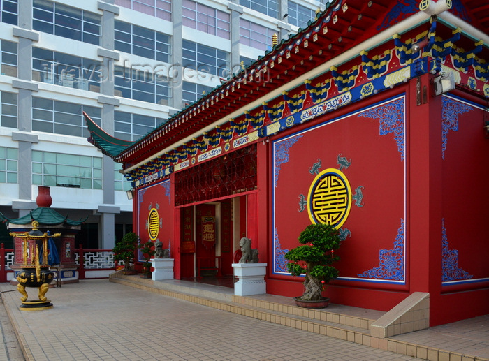 brunei77: Bandar Seri Begawan, Brunei Darussalam: Tiang Yun Dian Chinese Temple - the red 'Temple of Flying Clouds' - Jalan Sungai Kianggeh with Ceremonial Burner - PGGMB Building façade - photo by M.Torres - (c) Travel-Images.com - Stock Photography agency - Image Bank