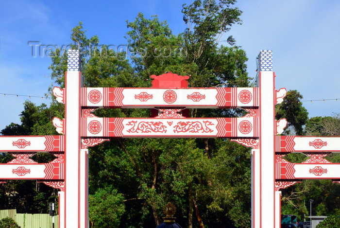 brunei78: Bandar Seri Begawan, Brunei Darussalam: Chinese gate seen from theTiang Yun Dian Temple - the 'Temple of Flying Clouds' - Jalan Sungai Kianggeh - photo by M.Torres - (c) Travel-Images.com - Stock Photography agency - Image Bank