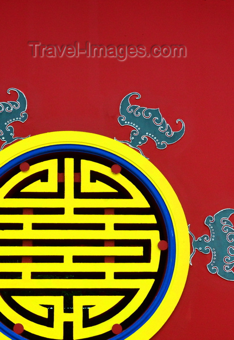 brunei80: Bandar Seri Begawan, Brunei Darussalam: moon window on the red walls of Tiang Yun Dian Chinese Temple - the 'Temple of Flying Clouds' - Jalan Sungai Kianggeh - photo by M.Torres - (c) Travel-Images.com - Stock Photography agency - Image Bank