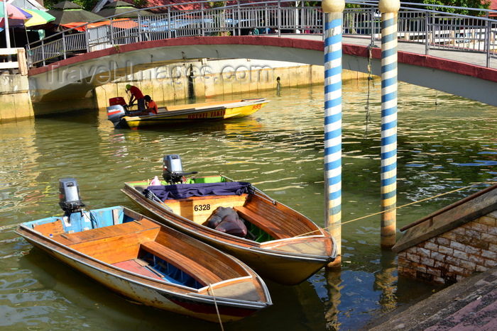 brunei81: Bandar Seri Begawan, Brunei Darussalam: arch bridge, moored boats and spiral painted pillars - little Venice in Tamu Kianggeh, Subok river - photo by M.Torres - (c) Travel-Images.com - Stock Photography agency - Image Bank