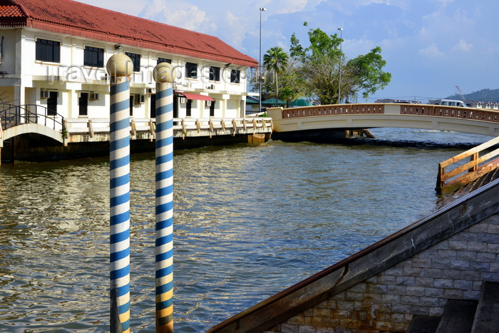 brunei82: Bandar Seri Begawan, Brunei Darussalam: arch and spiral painted mooring pillars where the Subok river meets the Brunei river - photo by M.Torres - (c) Travel-Images.com - Stock Photography agency - Image Bank